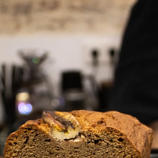 Bizcocho de plátano artesanal de AMAE Café, fotografía publicada en Instagram.